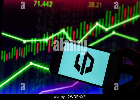 London, Großbritannien. Januar 2024. Diese Abbildung zeigt ein Logo von Leapmotor, einem chinesischen Autohersteller, das auf einem Smartphone mit einer Börsendarstellung im Hintergrund dargestellt wird. Europa und andere westliche Länder befürchten einen Zustrom billigerer chinesischer Fahrzeuge, der zu einem weiteren Umschwung in der Automobilindustrie im Westen führen könnte. Quelle: SOPA Images Limited/Alamy Live News Stockfoto