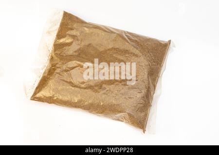 Neemkuchen-Pulverdünger auf weißem Hintergrund Stockfoto