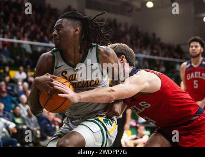 20. Januar 2024 San Francisco CA, USA San Francisco Stürmer Jonathan Mogbo (10) kämpft um den Rebound während des NCAA Männer Basketballspiels zwischen Saint Mary's Gaels und den San Francisco Dons. Saint Mary's schlug San Francisco 77-60 im war Memorial Gym San Francisco Kalifornien Thurman James/CSM Stockfoto