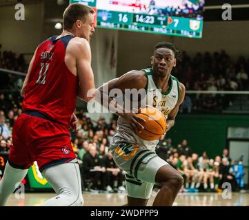 20. Januar 2024 San Francisco CA, USA San Francisco Stürmer Jonathan Mogbo (10) Kampf um die Position in der Farbe während des NCAA Men's Basketball Spiels zwischen Saint Mary's Gaels und den San Francisco Dons. Saint Mary's schlug San Francisco 77-60 im war Memorial Gym San Francisco Kalifornien Thurman James/CSM Stockfoto