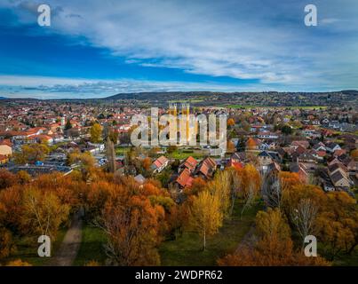 FOT, Ungarn - Luftaufnahme der römisch-katholischen Kirche der Unbefleckten Empfängnis (Szeplotlen Fogantatas templom) und der Stadt FOT auf einem sonnigen Au Stockfoto