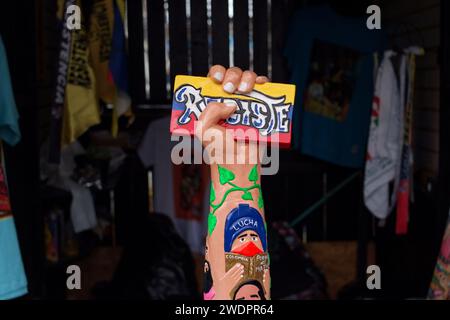 Cali, Kolumbien. Oktober 2007. Künstler verkaufen Figuren des Denkmals während einer Demonstration zur Unterstützung des kolumbianischen 2021 Nationalstreik-Denkmals von Demonstranten im selben Jahr, nach Dialogen in Cali, will der kolumbianische stadtrat Andres Escobar für die politische Partei Centro Democratico es am 21. Januar 2024 entfernen. Foto: Sebastian Marmolejo/Long Visual Press Credit: Long Visual Press/Alamy Live News Stockfoto