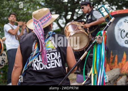 Cali, Kolumbien. Oktober 2007. Mitglieder der Indigengarde nehmen an einer Demonstration zur Unterstützung des kolumbianischen Nationalstreik-Denkmals von 2021 Teil, das im selben Jahr von Demonstranten errichtet wurde. Nach Dialogen in Cali will der kolumbianische stadtrat Andres Escobar für die politische Partei Centro Democratico am 21. Januar 2024 das Denkmal entfernen. Foto: Sebastian Marmolejo/Long Visual Press Credit: Long Visual Press/Alamy Live News Stockfoto