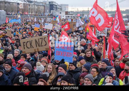 Rund 70.000 Menschen versammelten sich am 21.01.24 auf der Deuter Werft in Köln, um gegen die rechtsextreme Partei AFD zu demonstrieren Stockfoto