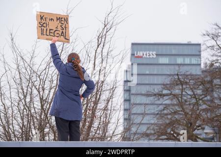 Rund 70.000 Menschen versammelten sich am 21.01.24 auf der Deuter Werft in Köln, um gegen die rechtsextreme Partei AFD zu demonstrieren Stockfoto