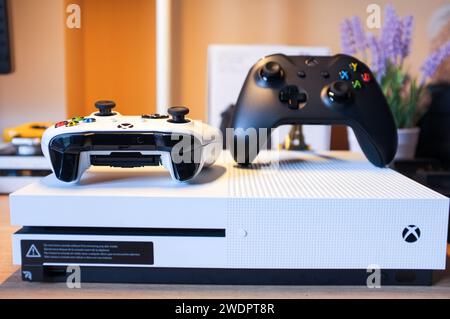 HCMC, VN - Januar 2024. Xbox One S Control Gaming-Player Stockfoto