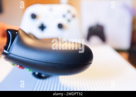 HCMC, VN - Januar 2024. Xbox One S Control Gaming-Player Stockfoto