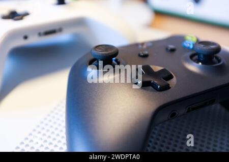 HCMC, VN - Januar 2024. Xbox One S Control Gaming-Player Stockfoto