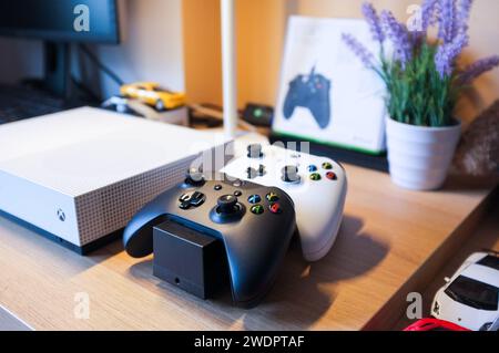 HCMC, VN - Januar 2024. Xbox One S Control Gaming-Player Stockfoto