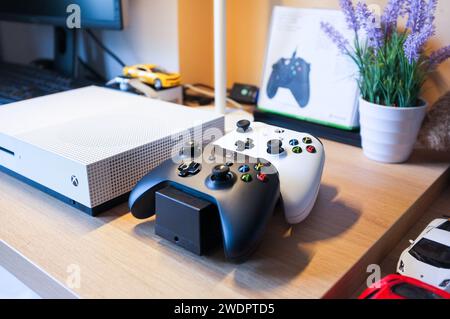 HCMC, VN - Januar 2024. Xbox One S Control Gaming-Player Stockfoto