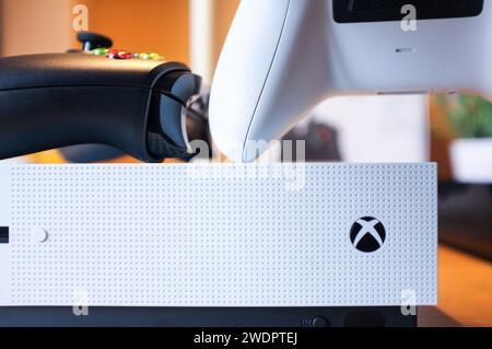 HCMC, VN - Januar 2024. Xbox One S Control Gaming-Player Stockfoto