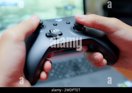 HCMC, VN - Januar 2024. Xbox One S Control Gaming-Player Stockfoto