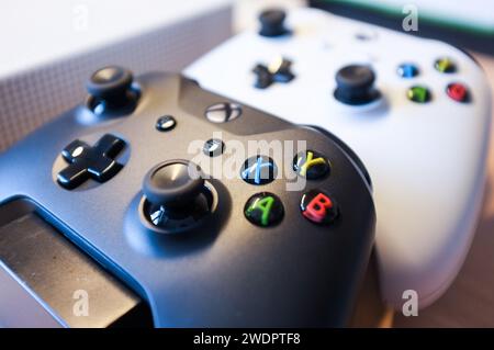 HCMC, VN - Januar 2024. Xbox One S Control Gaming-Player Stockfoto