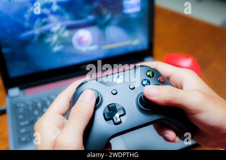 HCMC, VN - Januar 2024. Xbox One S Control Gaming-Player Stockfoto