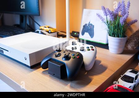 HCMC, VN - Januar 2024. Xbox One S Control Gaming-Player Stockfoto