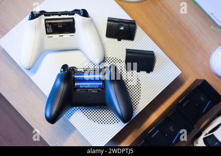 HCMC, VN - Januar 2024. Xbox One S Control Gaming-Player Stockfoto