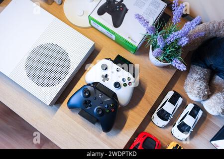 HCMC, VN - Januar 2024. Xbox One S Control Gaming-Player Stockfoto