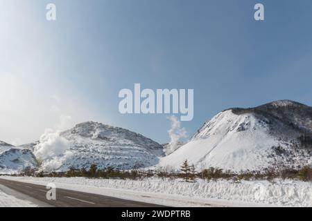 Dampf steigt aus der aktiven Vulkanlandschaft in Hokkaido, Japan Stockfoto