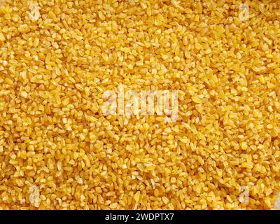 Haufen von Bulgur oder Bulghur Weizen Hintergrund. Stockfoto