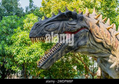 Ein wütender räuberischer Dinosaurier im grünen Dschungel schreit und knurrt im Wald Stockfoto