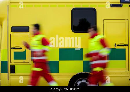 Team zwei Sanitäter, der zum Rettungswagen des Rettungsdienstes läuft. Themen Rettung, Dringlichkeit und Gesundheitsfürsorge. Stockfoto