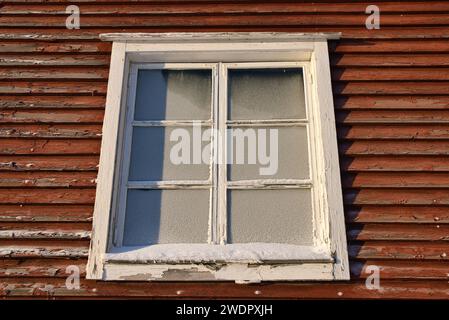Altes Holzfenster mit gefrorenem Glas Stockfoto