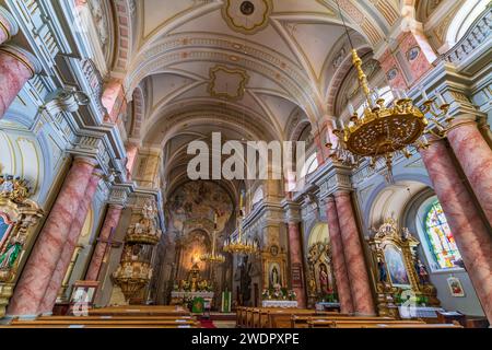 Inneres der römisch-katholischen Kirche der Heiligen Dreifaltigkeit in Sibiu, Sibiu, Siebenbürgen, Rumänien Stockfoto