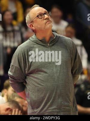 Baton Rouge, USA. Januar 2024. Mike Neighbors, Cheftrainer der Arkansas Razorbacks, sieht sich die Anzeigetafel während eines Basketballspiels der Southeastern Conference für Frauen im Pete Maravich Assembly Center in Baton Rouge, Louisiana am Sonntag, den 21. Januar 2023 an. (Foto: Peter G. Forest/SIPA USA) Credit: SIPA USA/Alamy Live News Stockfoto