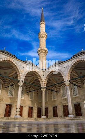 Minarett und Innenhof des Sultans Ahmed oder der Blauen Moschee, eine majestätische osmanische Kaisermoschee, wichtige kulturelle Stätte in Istanbul, Türkei Stockfoto