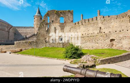 Panoramablick auf die Ruinen der Bischofsburg aus dem 13. Jahrhundert in Haapsalu. Estland, Baltische Staaten Stockfoto