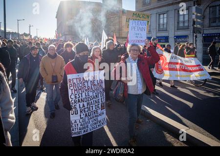 Eine weitere Demonstration gegen das Einwanderungsgesetz, mit einer großen Beteiligung auf dem Weg vom Place Bellecour zur Präfektur Rhone. Stockfoto