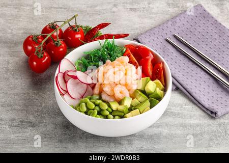 Hawaian Cuisine – Poke mit Cocktailgarnelen und Avocado Stockfoto