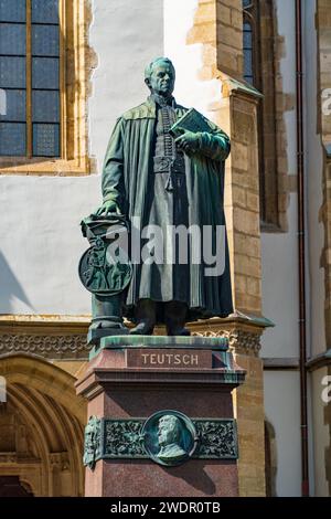 Statue des Bischofs Georg Daniel Teutsch vor der lutherischen Kathedrale in Sibiu, Siebenbürgen, Rumänien Stockfoto