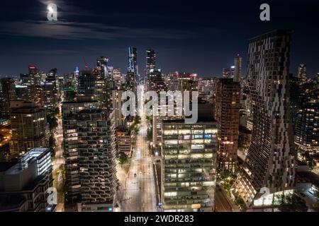 VANCOUVER, BC, KANADA - 22. JULI 2023: Luftaufnahme der Innenstadt von Vancouver, BC, bei Nacht, geschäftige Stadtstraße, Hochhäuser, Firmenzentrale, Stadt Stockfoto