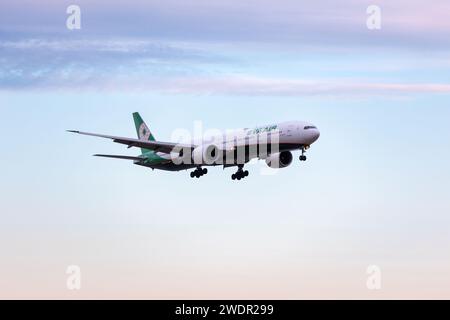 VANCOUVER, BC, KANADA - 27. JULI 2023: Boeing 777 im Anflug auf YVR. Stockfoto