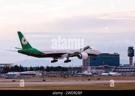 VANCOUVER, BC, KANADA - 27. JULI 2023: Boeing 777 im Anflug auf YVR. Stockfoto