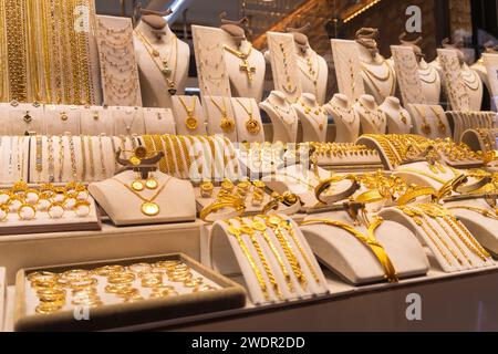 Nahaufnahme einer Vielzahl von wunderschönem Goldschmuck auf der Theke in Istanbul, Türkei. Stockfoto