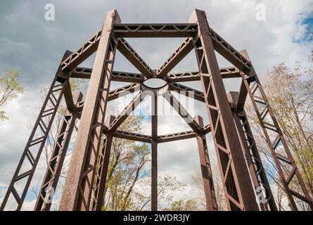 Ein Denkmal aus dem Wrack im Kinzua Bridge State Park in Pennsylvania, USA Stockfoto