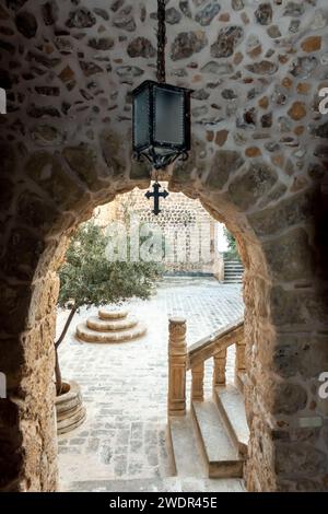 Blick durch den Türrahmen des Klosters Mor Gabriel, in Midyat, Mardin, Tur Abdin, Region Südostanatolien, Provinz Anatolien, Türkei Stockfoto