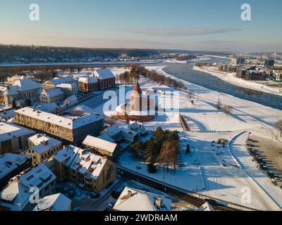 Ein Blick aus der Vogelperspektive auf die Burg Kaunas in der Altstadt von Kaunas, Litauen. Stockfoto