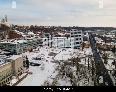 Ein Blick aus der Vogelperspektive auf den Einheitsplatz mit Bürogebäuden in Kaunas, Litauen im Winter. Stockfoto