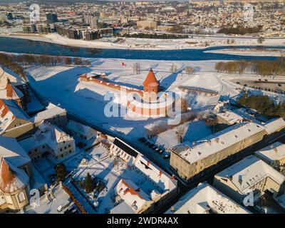 Ein Blick aus der Vogelperspektive auf die Burg Kaunas in der Altstadt von Kaunas, Litauen. Stockfoto