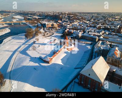 Ein Blick aus der Vogelperspektive auf die Burg Kaunas in der Altstadt von Kaunas, Litauen. Stockfoto