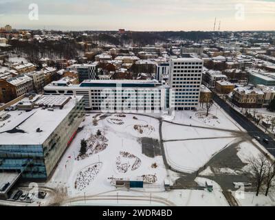 Ein Blick aus der Vogelperspektive auf den Einheitsplatz mit Bürogebäuden in Kaunas, Litauen im Winter. Stockfoto