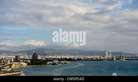 Limassol, Stadt, Hochhäuser, Berge, Mittelmeer, Zypern Stockfoto