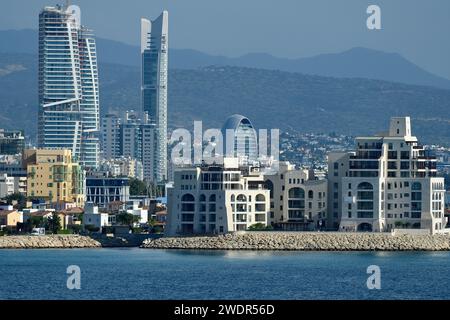 Limassol, Stadt, Hochhäuser, Berge, Mittelmeer Stockfoto