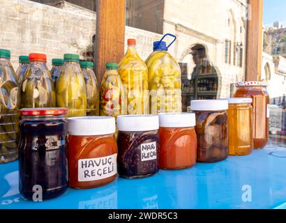 Konfitüren in Dosen, Obst in Dosen, in Plastikgläsern - lokale Bauern verkaufen ihre Produkte am Straßenstand in Mardin Türkei Stockfoto