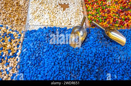 Bunte Konfekt, blaue Konfekt, bunte Süßigkeiten Nüsse, Süßwaren in Mardin Türkei. Farblich abwechslungsreiche Dragée-Schokoladenkonditorin Stockfoto