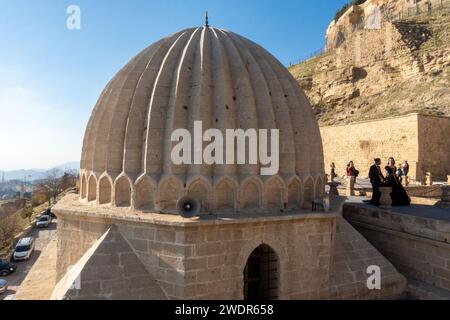 Die Menschen treffen sich zur Hochzeit in Sultan Isa Medrese oder Sultan 'Isa Madrasa oder in der Zinciriye Medrese oder Isa Bey Medresesi, einem historischen Wahrzeichen von Mardin Stockfoto