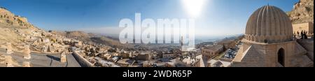 Panoramablick auf Mardin Türkei durch Sultan Isa Medrese oder Zinciriye Medrese Stockfoto